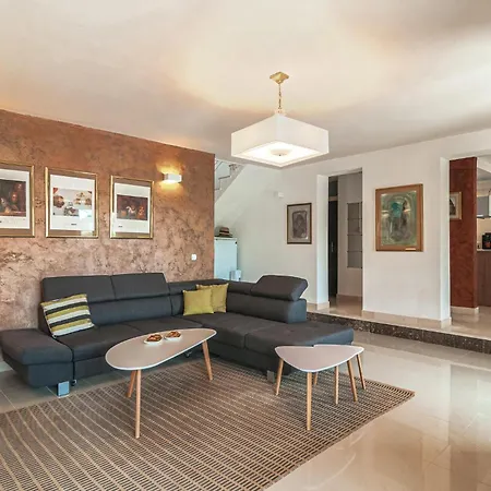 Holiday home 4 Bedroom Beautiful In Supetar